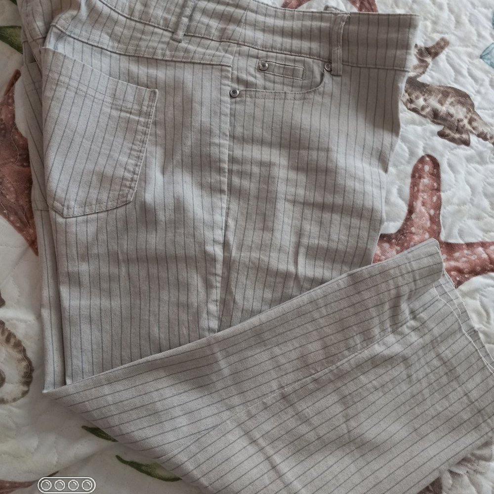 85th + Madison Gray Capri Pants Size 12 Petite